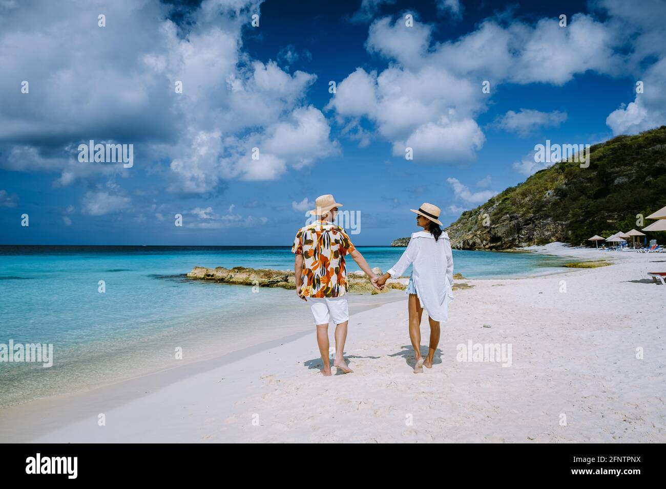 CAS Abou Beach Curacao sull'isola caraibica di Curacao, Playa CAS Abou a Curacao Caraibi tropicale spiaggia bianca con uomini e donne blu oceano sulla spiaggia, coppia di mezza età in vacanza Foto Stock