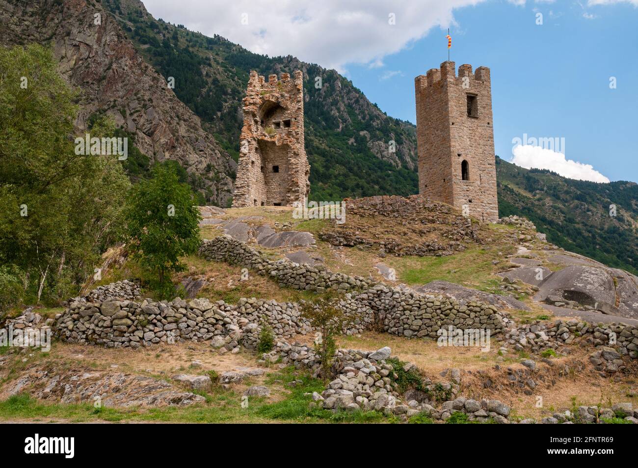Torri medievali del castello fortificato di Carol, Parco Nazionale Regionale dei Pirenei Catalani, Pirenei Orientali (66), regione Occitanie, Francia Foto Stock