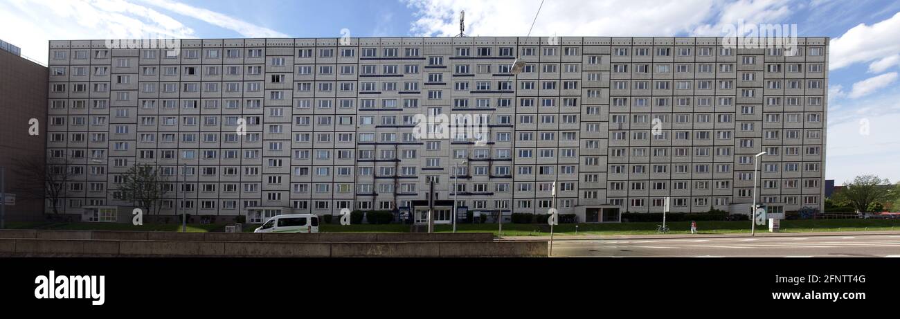 Magdeburg, Germania, 13 maggio 2021: Panorama composito di un gigantesco edificio prefabbricato con molti appartamenti Foto Stock