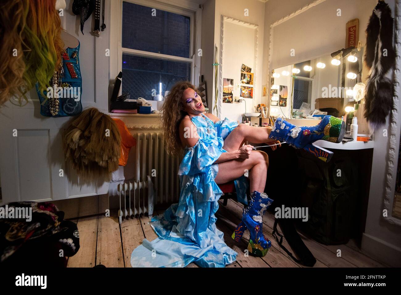 Willam di RuPaul's Drag Race, protagonista della commedia di West End Death Drop, indossa un paio di stivali in uno spogliatoio del Garrick Theatre di Londra, mentre il teatro si prepara a riaprire dopo l'ulteriore allentamento delle restrizioni di blocco in Inghilterra. Data immagine: Mercoledì 19 maggio 2021. Foto Stock