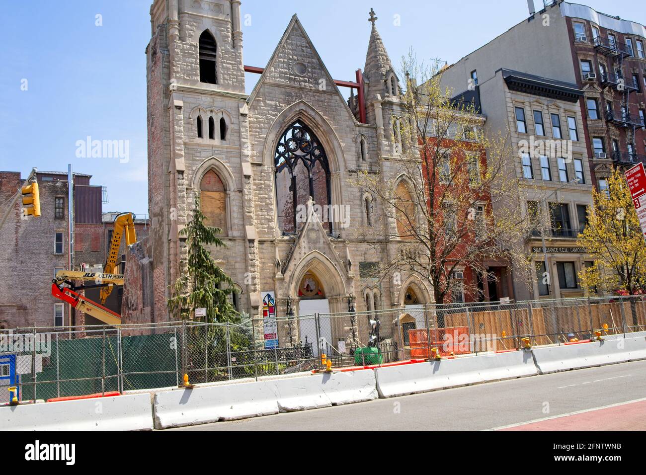 New York, NY, Stati Uniti d'America - 19 maggio 2021: I resti della Chiesa collegiata di mezzo dopo un incendio bruciò la maggior parte della chiesa Foto Stock