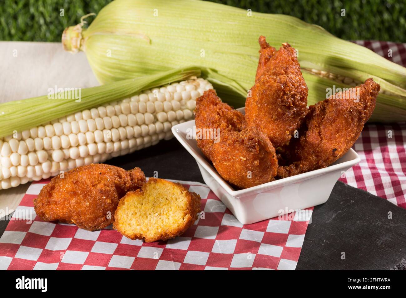 Gustose crocchette di mais fritte; delizioso cibo colombiano. Foto Stock