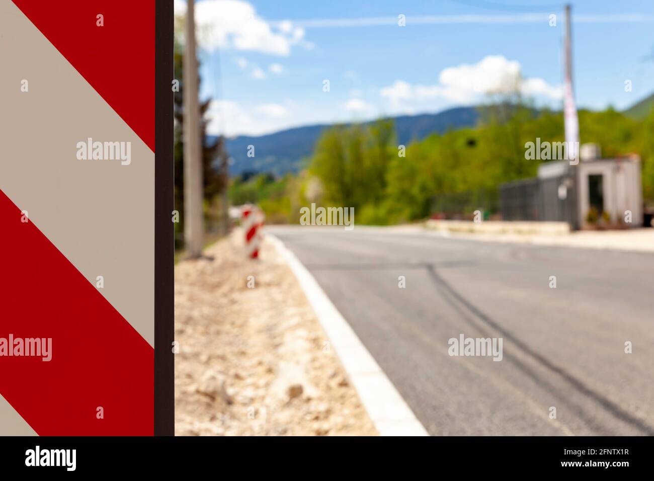 Il segnale stradale avverte dei lavori e della ricostruzione delle strade Foto Stock