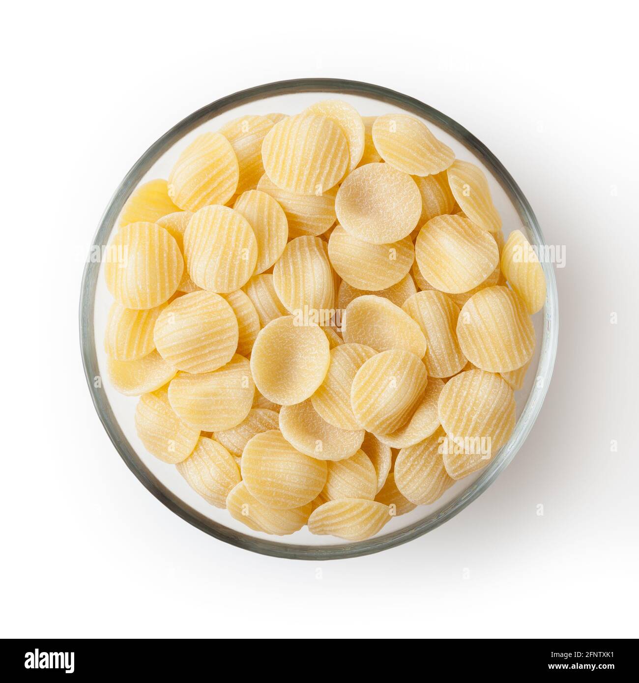 Pasta orecchiette non cotte in recipiente di vetro isolato su fondo bianco con tracciato di ritaglio Foto Stock