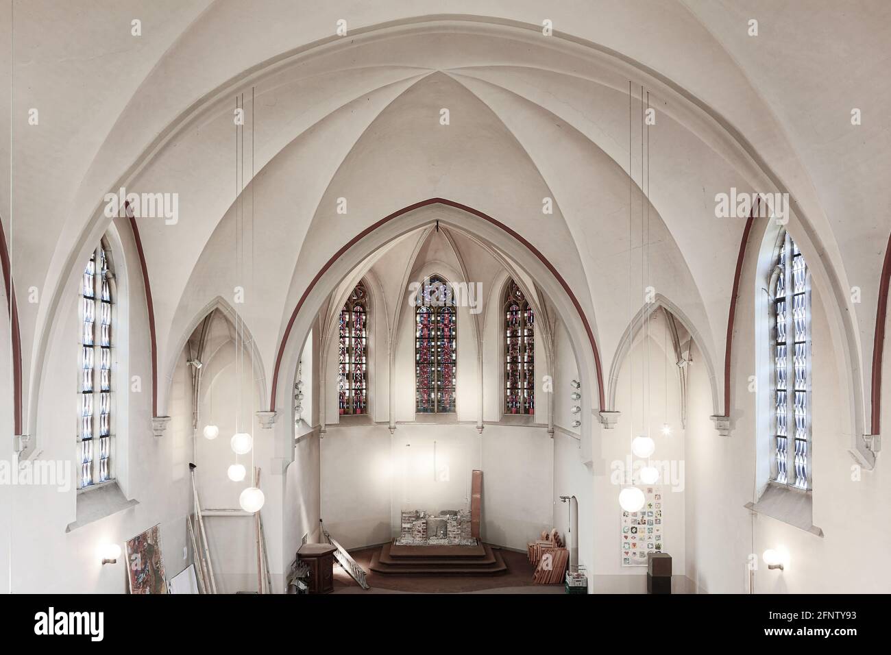 Vista della volta della chiesa con l'abside e resti di un altare di una chiesa smantellata Foto Stock