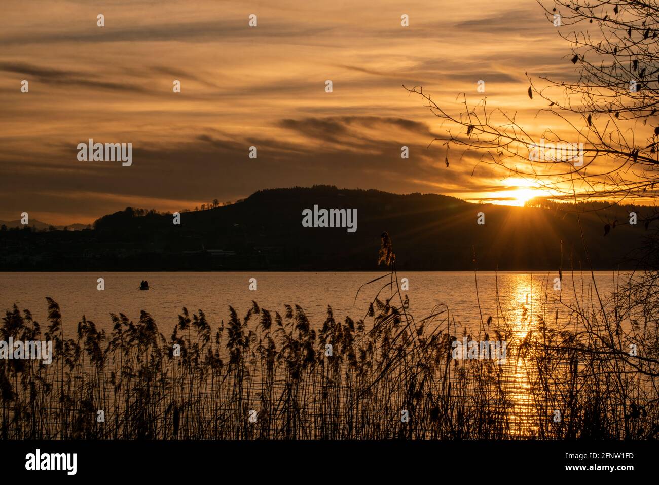 Tramonto con barca a remi Foto Stock