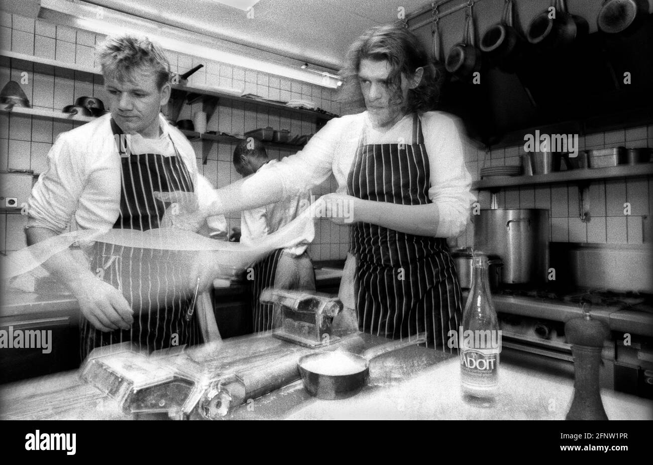 Il celebre chef Marco Pierre White con assistente o secondo chef, Gordon Ramsey, al ristorante Harvey's, durante la supremazia di MPW come il miglior giovane chef di Londra. Foto Stock