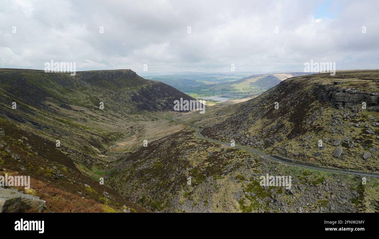 Ampia vista di una strada curva a Chew Valley, National Peak District, Regno Unito Foto Stock