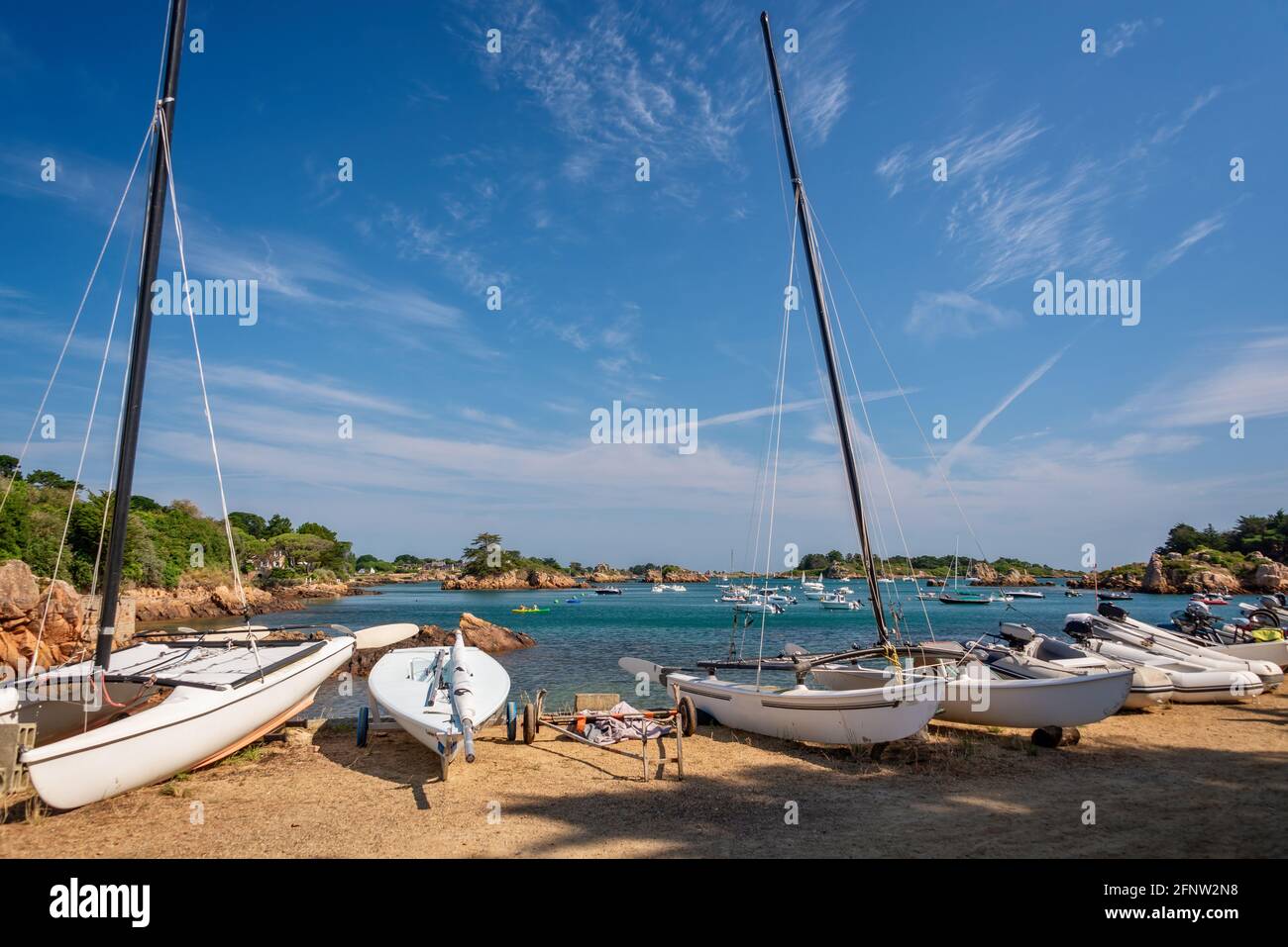 Barche a vela a terra sull'isola di Bréhat in Côtes d'Armor, Bretagna, Francia Foto Stock