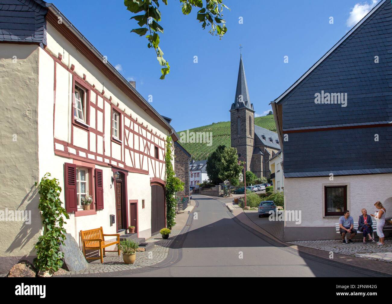 Casa a graticcio e chiesa di San Mariano nel villaggio di Veldenz, un ex paladino, Mosel, Renania-Palatinato, Germania, Europa Foto Stock