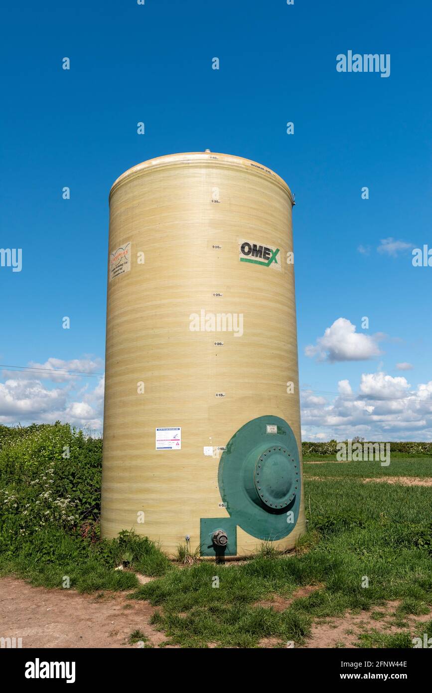 Serbatoio di fertilizzante OMEX sul lato di un campo di coltura, Woodborough, Nottingham, Inghilterra, Regno Unito Foto Stock