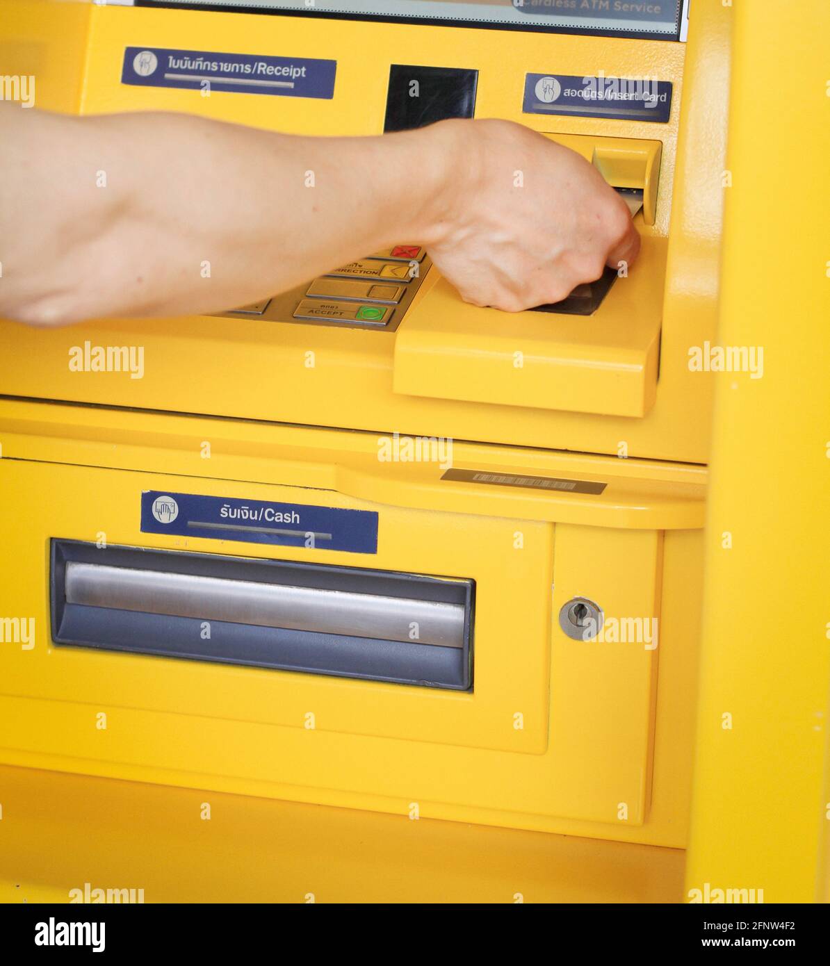 Man premendo il numero della password sulla macchina ATM Foto Stock