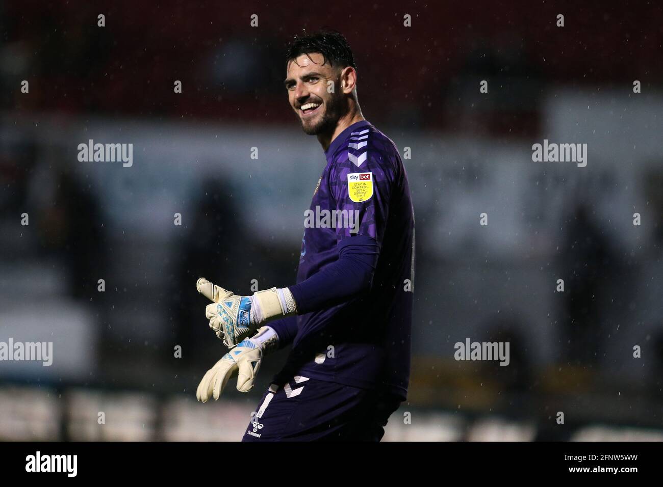 Newport, Regno Unito. 18 maggio 2021. Tom King, il portiere della contea di Newport reagisce. EFL football League Two play off semi final list leg match, Newport County contro Forest Green Rover al Rodney Parade di Newport, Galles martedì 18 maggio 2021. Questa immagine può essere utilizzata solo per scopi editoriali. Solo per uso editoriale, è richiesta una licenza per uso commerciale. Nessun utilizzo nelle scommesse, nei giochi o nelle pubblicazioni di un singolo club/campionato/giocatore. pic di Andrew Orchard /Alamy Live news Foto Stock