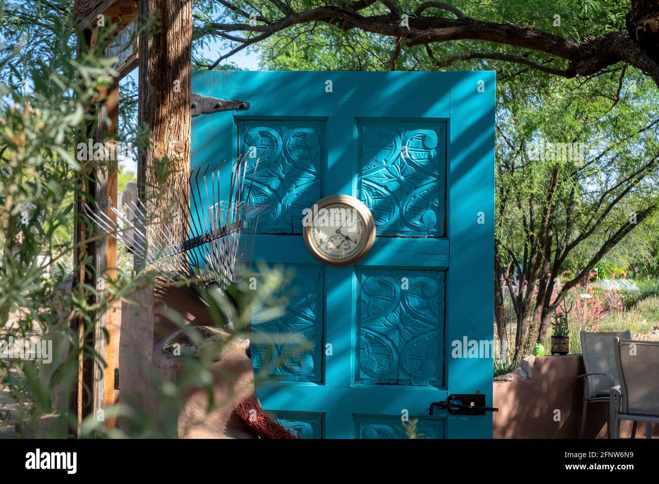 Orologio su una vecchia porta blu, Desert Meadows Park, Green Valley, Arizona Foto Stock
