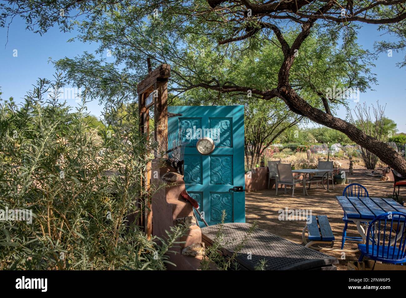 Orologio su una vecchia porta blu, Desert Meadows Park, Green Valley, Arizona Foto Stock