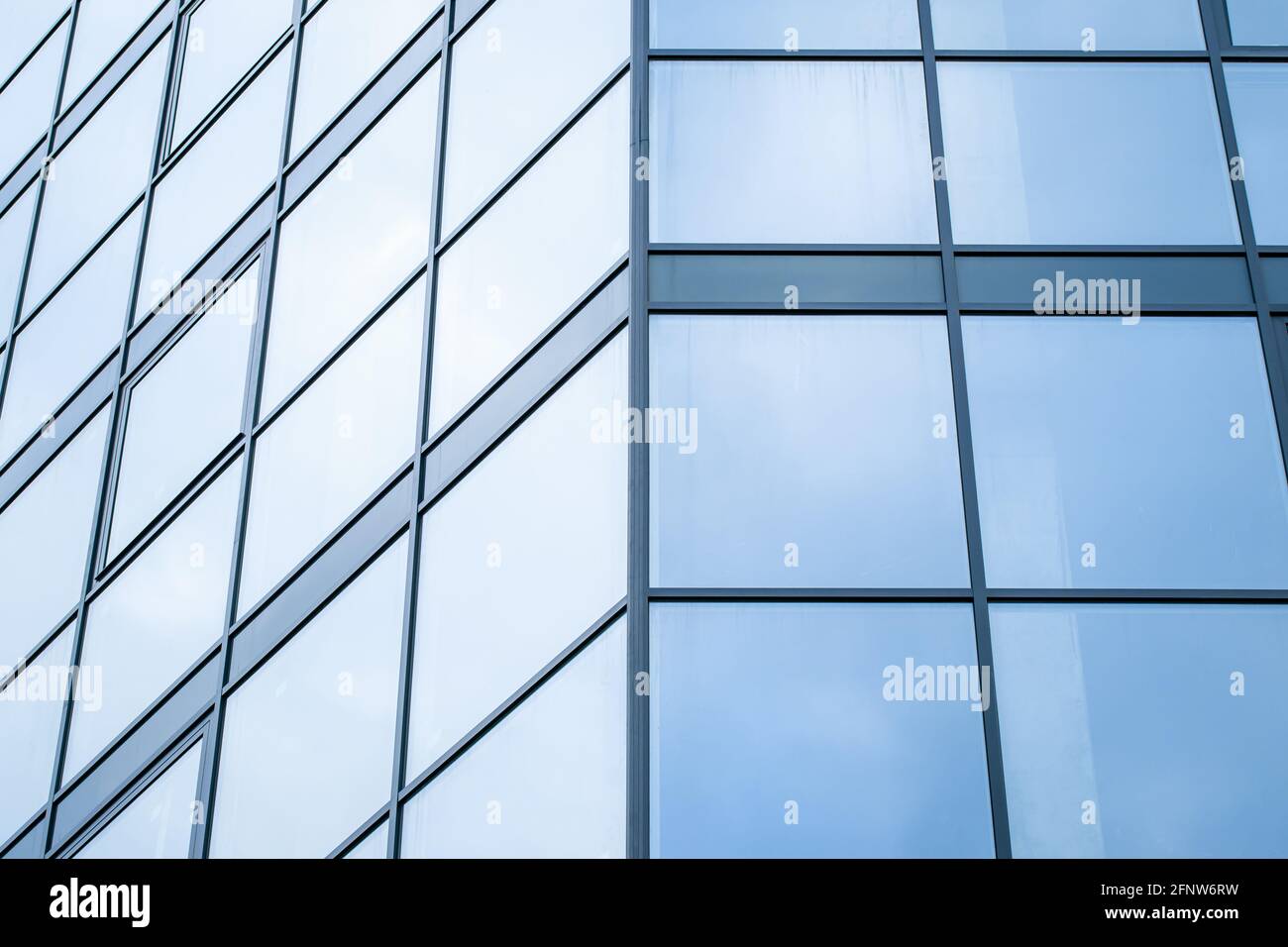 Parete di vetro blu del grattacielo, edificio moderno, finestre a trama. Schema geometrico astratto. Superficie architettonica in acciaio, sfondo. Frammento di urba Foto Stock