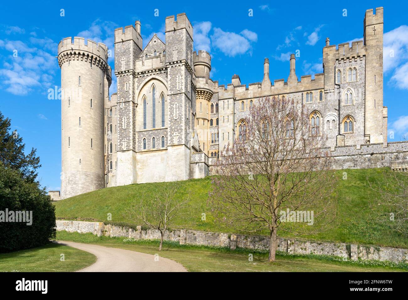 Castello di Arundel nella storica città di Arundel, Sussex occidentale, in un bel sole di primavera. Foto Stock