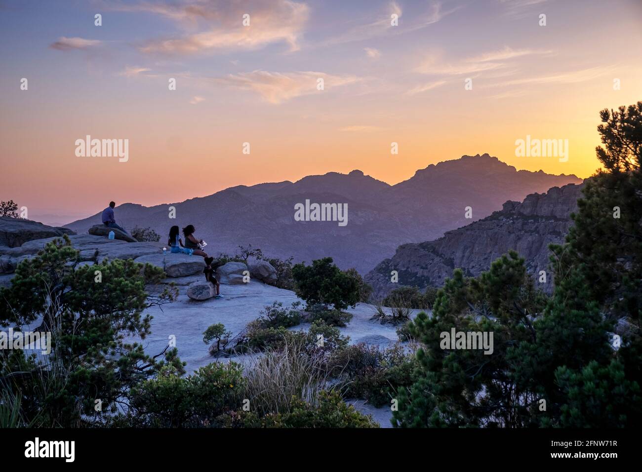 La gente guarda un tramonto dietro Mount Lemmon, Arizona, USA Foto Stock