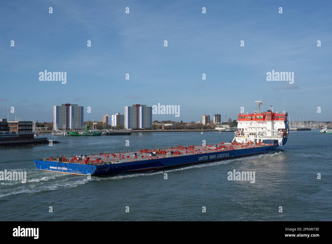 MV Boldwind cargo nave che entra nel vecchio porto storico di Portsmouth Harbour in Hampshire, Regno Unito Foto Stock