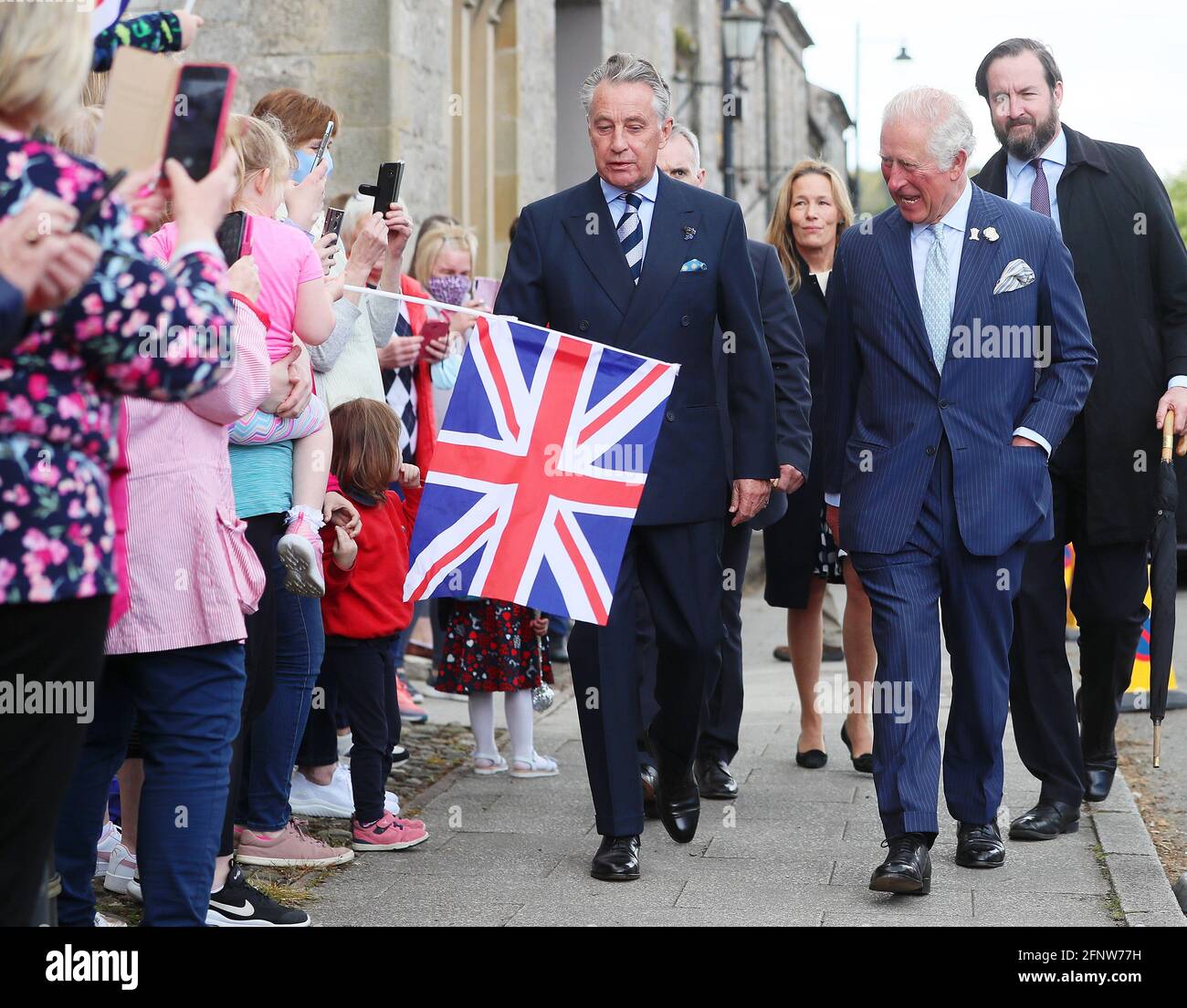 Il Principe del Galles con Lord Caledon (a sinistra) durante la sua visita a Caledon dove ha visto i siti dei prossimi progetti di sviluppo intorno al villaggio. Data immagine: Mercoledì 19 maggio 2021. Foto Stock