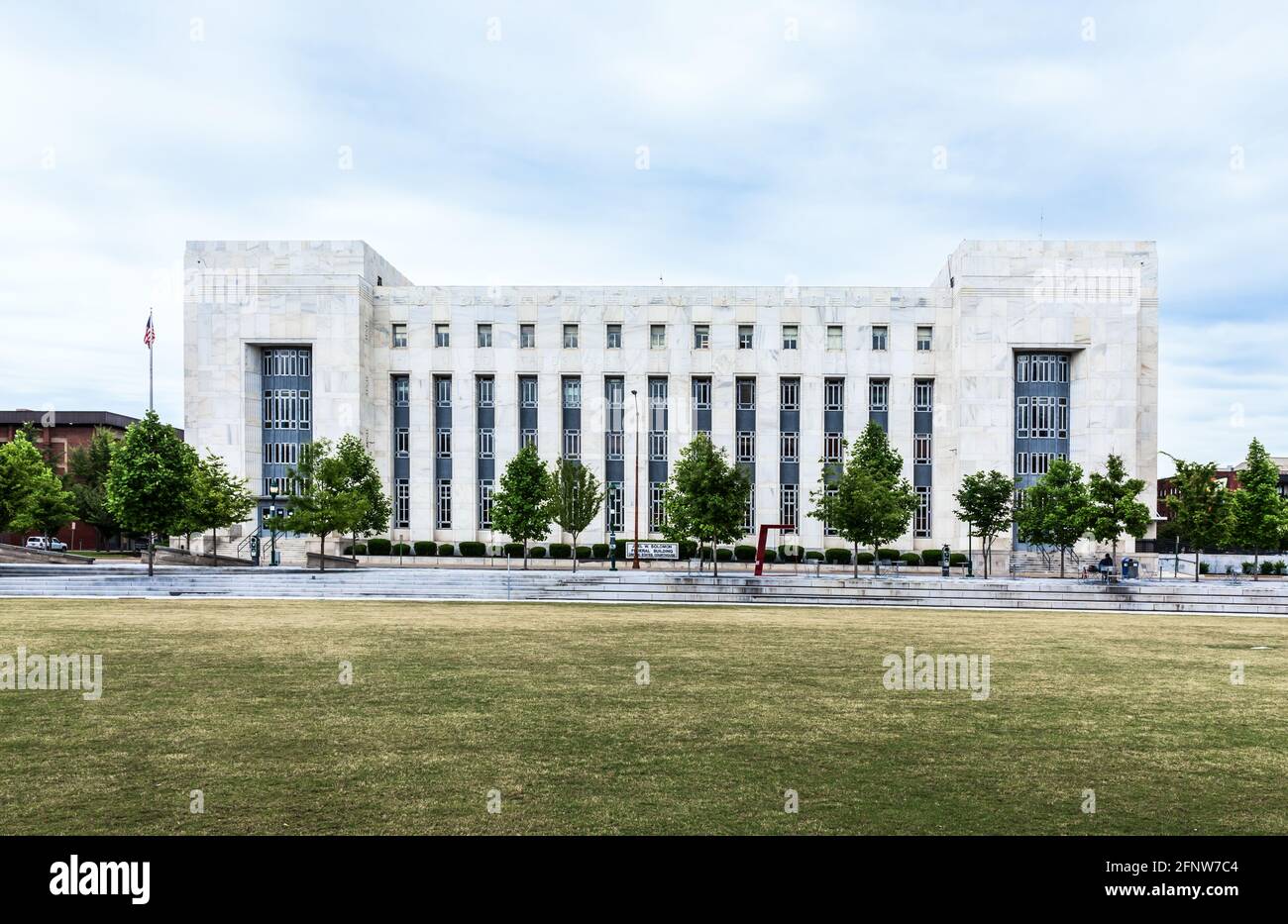 CHATTANOOGA, TN, USA-8 MAGGIO 2021: Massive Federal Courthouse si trova su Georgia Ave., con un ampio prato primaverile. Spazio di copia. Foto Stock
