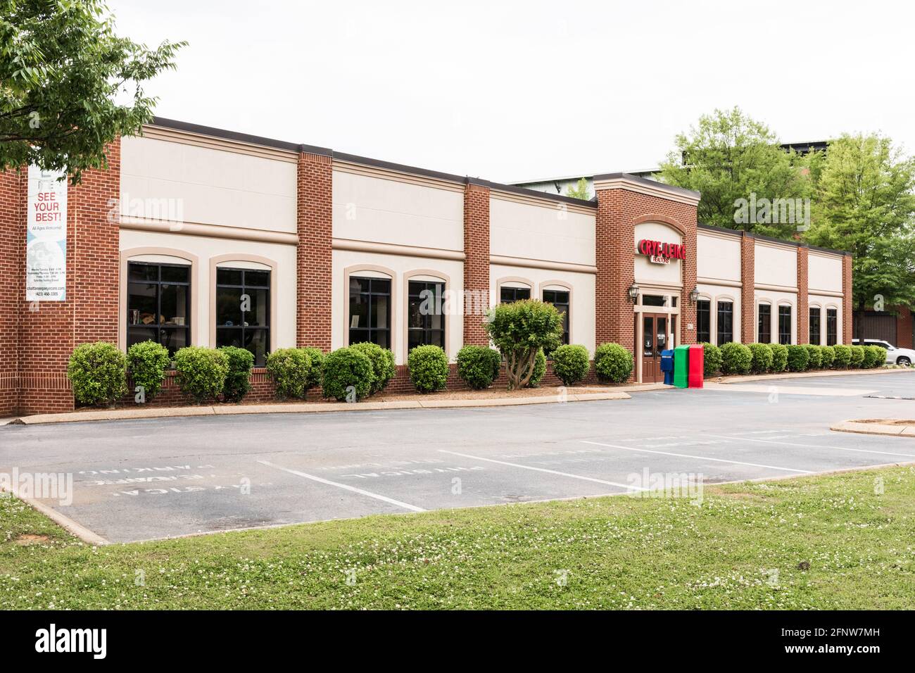 CHATTANOOGA, TN, USA-8 MAGGIO 2021: Costruzione di una filiale locale di Crye-Leike Realtors, una società immobiliare che serve 4 stati medio-meridionali. Foto Stock