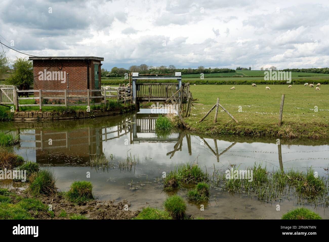 River Swift e River Flow Measurement Station, Churchover, Warwickshire, Inghilterra, Regno Unito Foto Stock