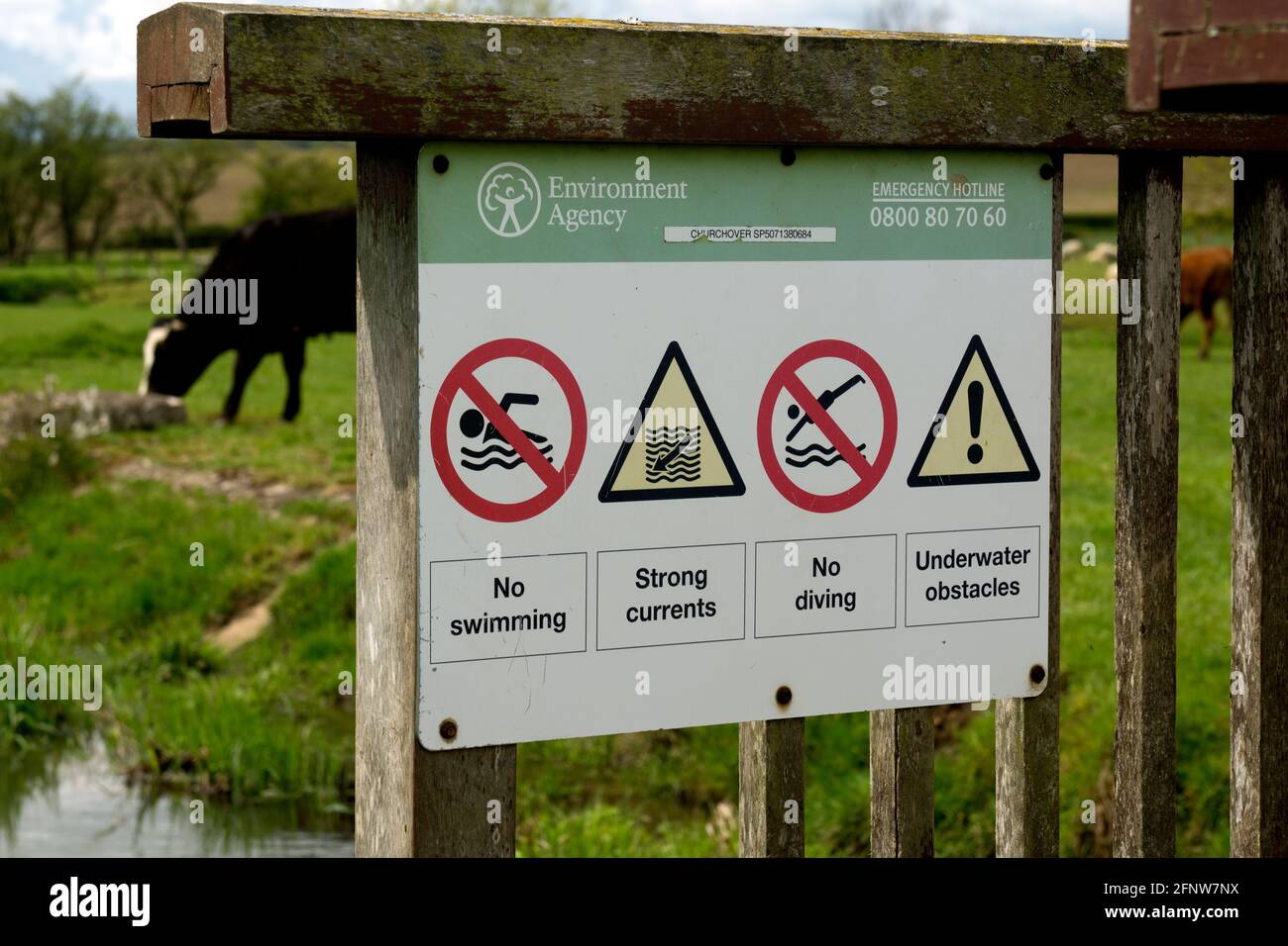 Cartello di sicurezza sul fiume Swift a Churchover, Warwickshire, Inghilterra, Regno Unito Foto Stock