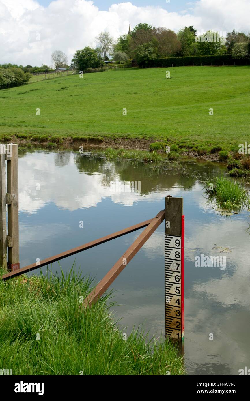 Indicatore di profondità dell'acqua nel fiume Swift a Churchover, Warwickshire, Inghilterra, Regno Unito Foto Stock