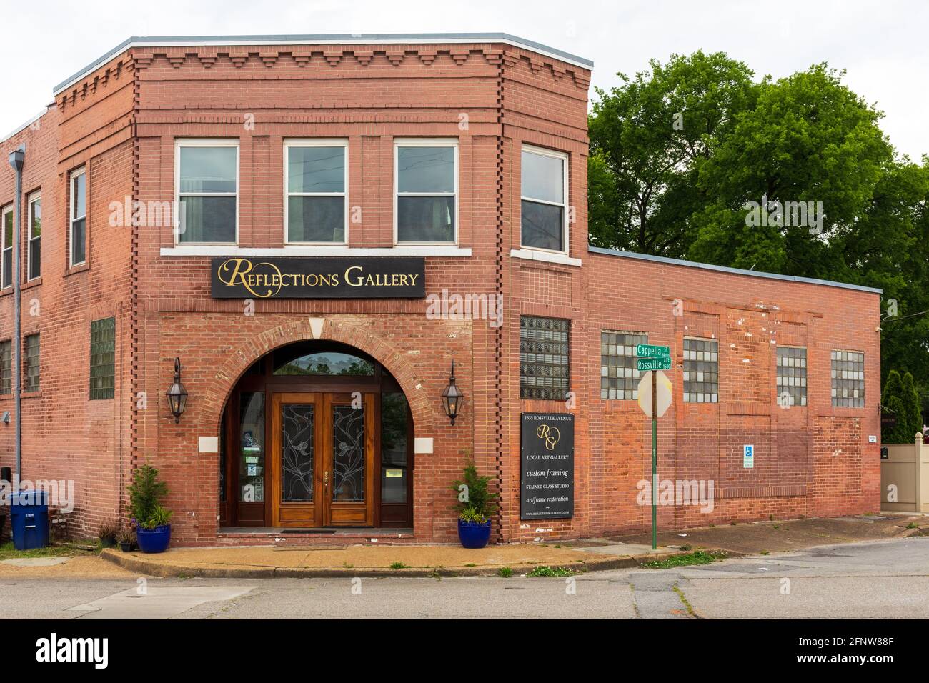 CHATTANOOGA, TN, USA-8 MAGGIO 2021: Reflections Gallery presenta artisti locali. L'immagine mostra la parte anteriore con l'ingresso, su Rossville Ave. Foto Stock