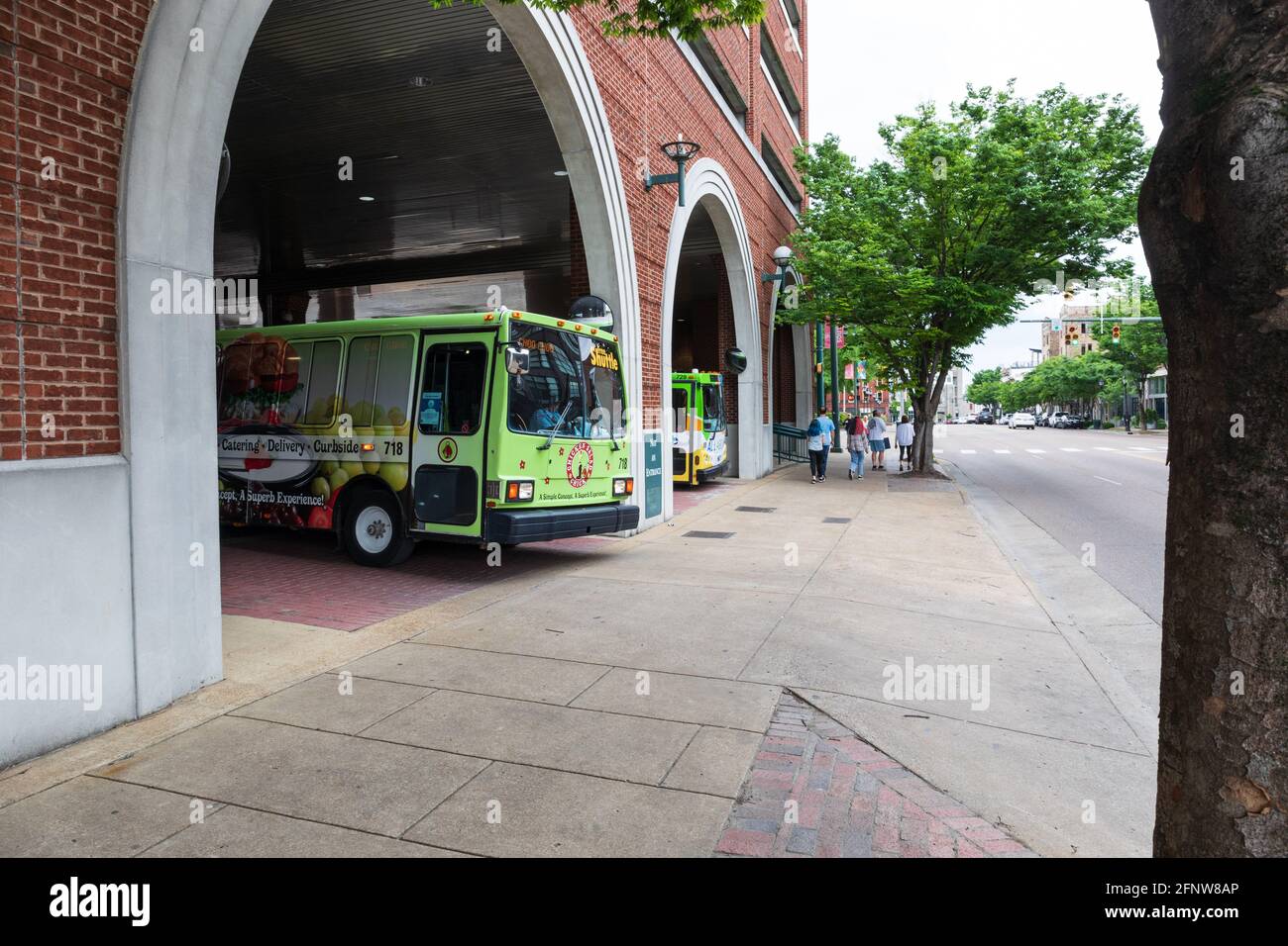 CHATTANOOGA, TN, USA-8 MAGGIO 2021: Autobus urbani in partenza dalla stazione. Noto come CARTA, il sistema esegue 11 percorsi con 850 fermate. Foto Stock