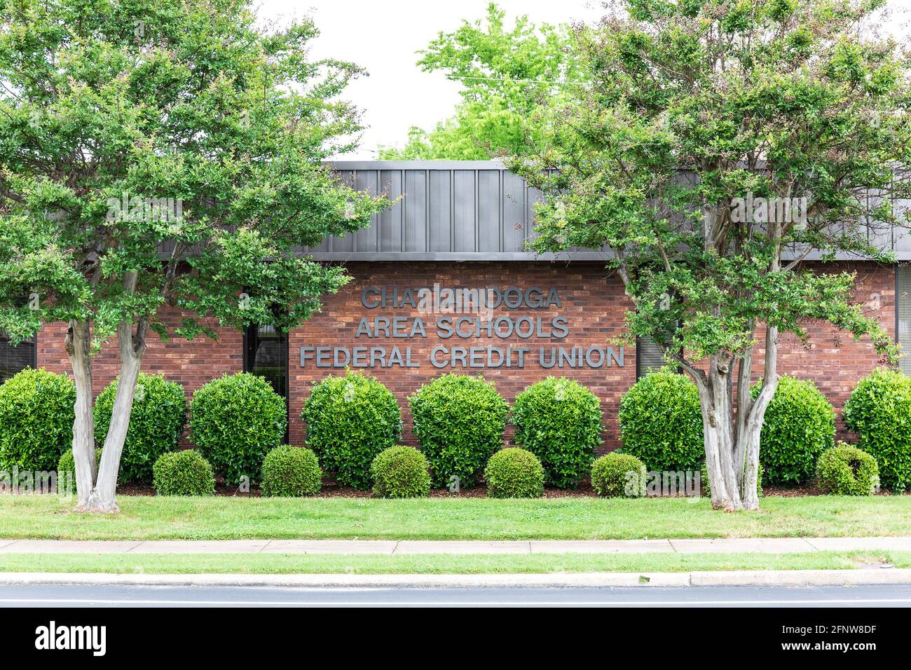 CHATTANOOGA, TN, USA-8 MAY 2021: Chattanooga Area Schools Federal Credit Union. Un segno stretto sull'edificio. Fogliame circostante. Foto Stock