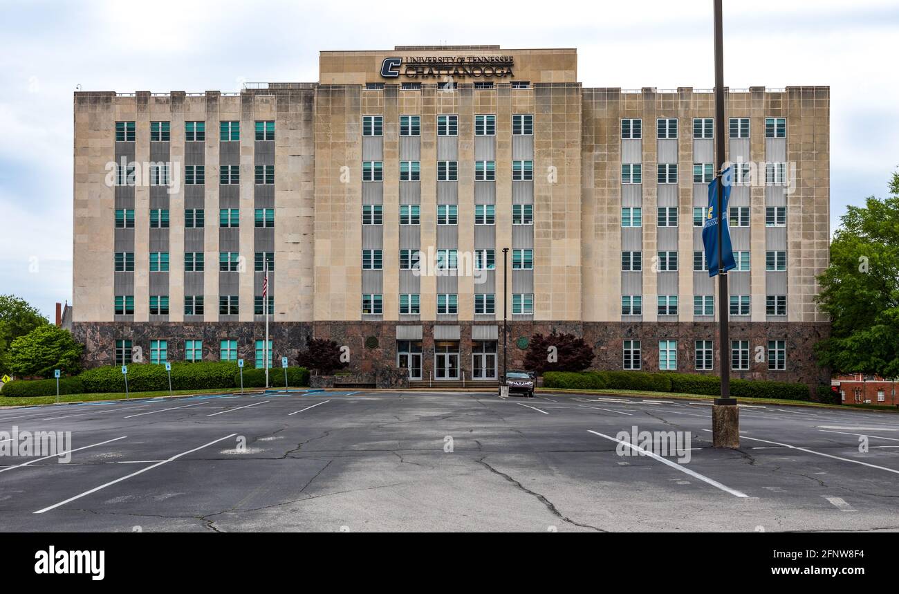 CHATTANOOGA, TN, USA-8 MAGGIO 2021: Imponente edificio a 6 piani (non segnato) nel campus dell'Università del Tennessee a Chattanooga. Facciata e parcheggio. Foto Stock