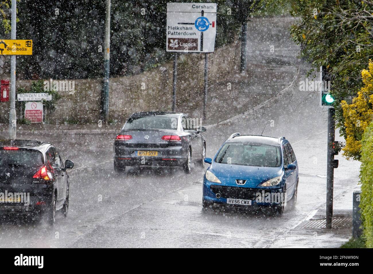 Chippenham, Wiltshire, Regno Unito, 19 maggio 2021. Con i previsori che prevedono che il tempo diventerà sempre più irrisolto per la maggior parte dei luoghi nel Regno Unito alla fine di questa settimana, quando la pioggia pesante e i forti venti si diffonderanno in tutto il Regno Unito, I conducenti di automobili sono raffigurati guidando in forte pioggia a Chippenham mentre le docce torrenziali di pioggia ancora una volta fanno il loro senso attraverso l'Inghilterra del sud. Credit: Lynchpics/Alamy Live News Foto Stock