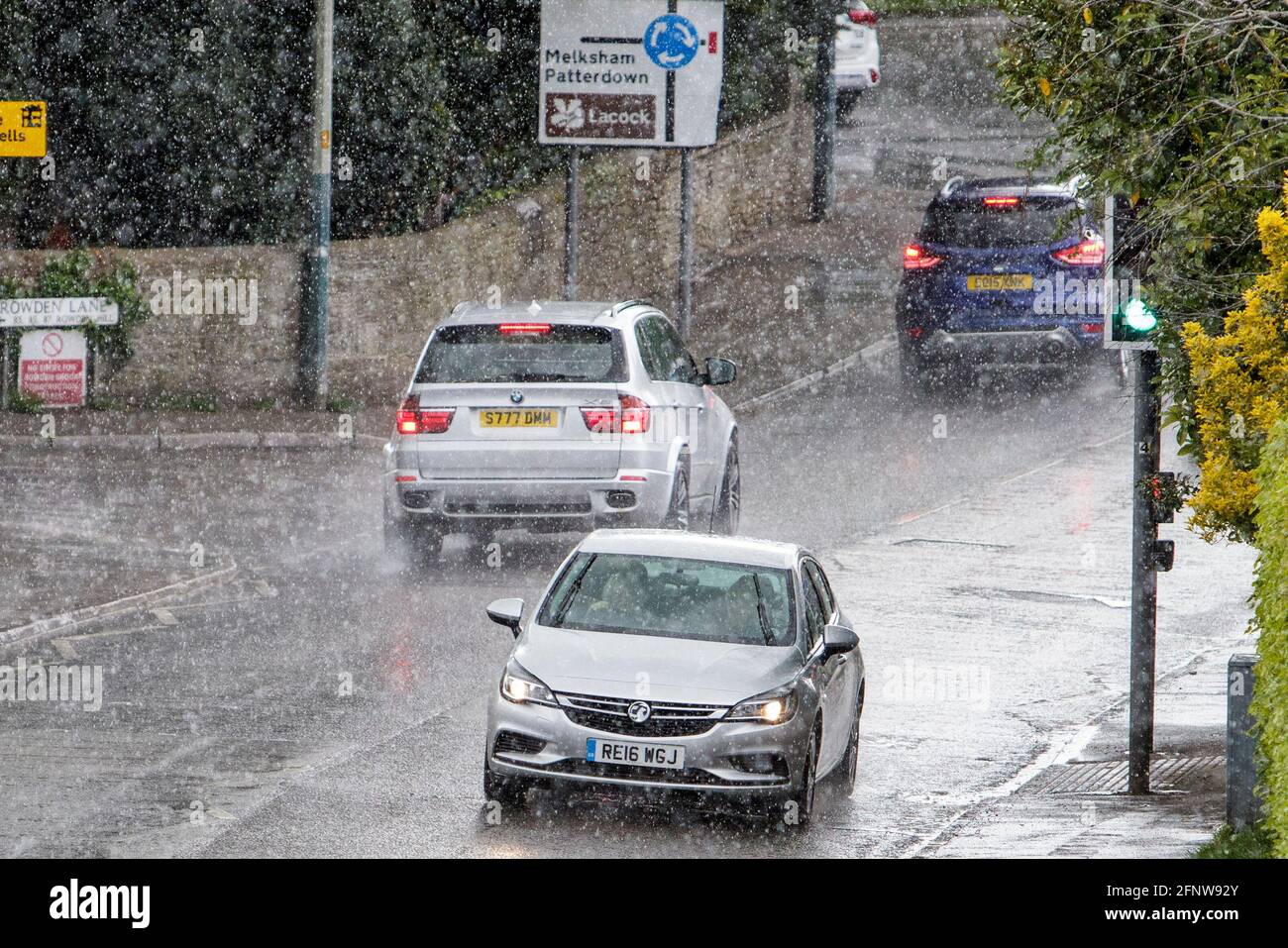 Chippenham, Wiltshire, Regno Unito, 19 maggio 2021. Con i previsori che prevedono che il tempo diventerà sempre più irrisolto per la maggior parte dei luoghi nel Regno Unito alla fine di questa settimana, quando la pioggia pesante e i forti venti si diffonderanno in tutto il Regno Unito, I conducenti di automobili sono raffigurati guidando in forte pioggia a Chippenham mentre le docce torrenziali di pioggia ancora una volta fanno il loro senso attraverso l'Inghilterra del sud. Credit: Lynchpics/Alamy Live News Foto Stock