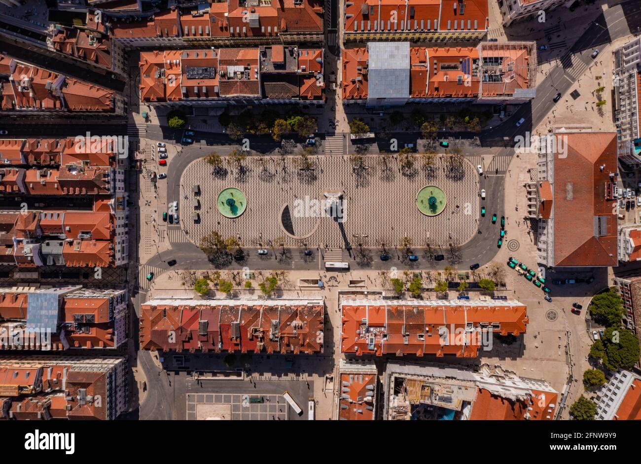 Vista aerea di Piazza Re Pedro IV, conosciuta anche come Rossio. Piazza oblunga decorata con motivi a onda, due fontane e monumento centrale. Foto Stock