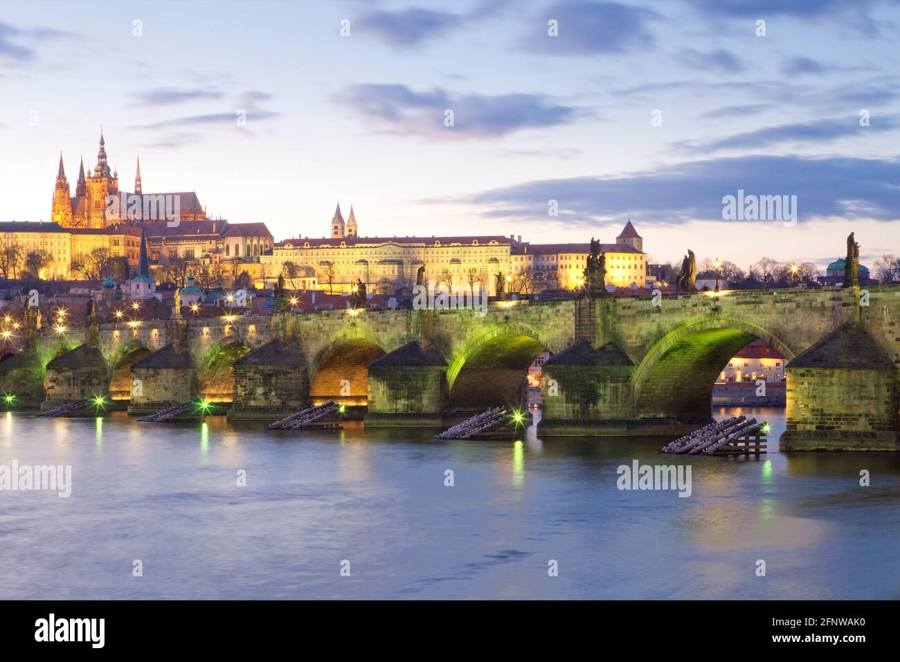 Praga, Repubblica Ceca. Castello di Hradcany e Ponte Carlo al crepuscolo. Foto Stock