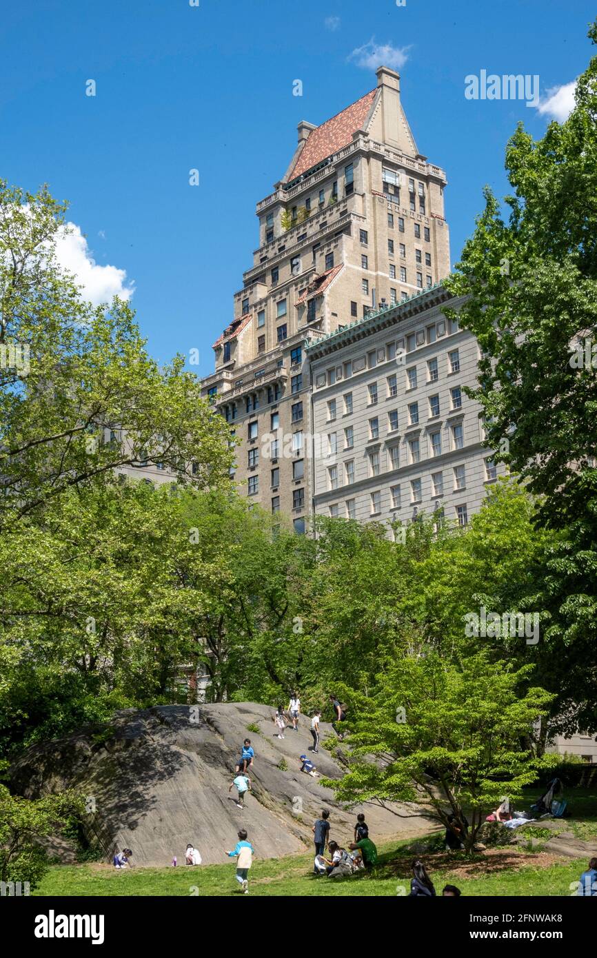 L'edificio Co-op Apartment al 825 Fifth Avenue ha un tetto piastrellato di rosso, Lenox Hill, New York., USA Foto Stock