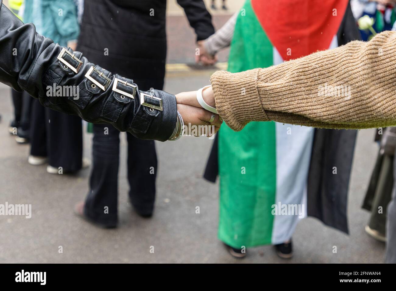 Manifestanti che tengono le mani, protesta di solidarietà della "Palestina libera", Londra, 15 maggio 2021 Foto Stock