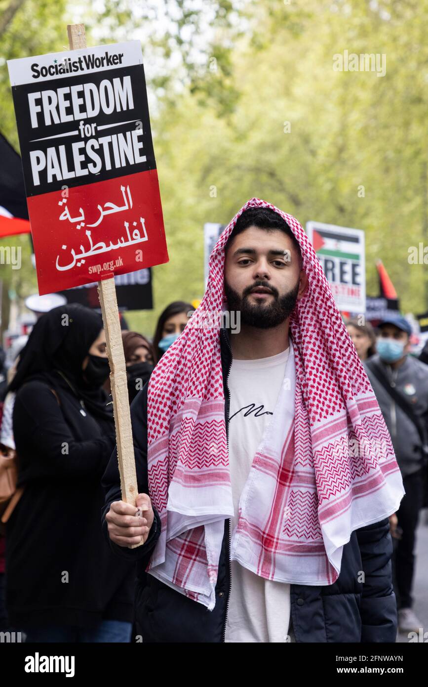 Protesta di solidarietà 'Free Palestine' in marcia con un cartello, Londra, 15 maggio 2021 Foto Stock