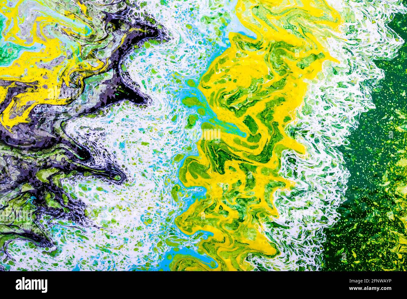 Vernice verde e gialla, sfondo dell'inchiostro, motivo di turbolenza. Waves texture, marmo liquido. Tela d'arte, disegno di pittura. Acquarello creativo, superficie macchiata. Foto Stock