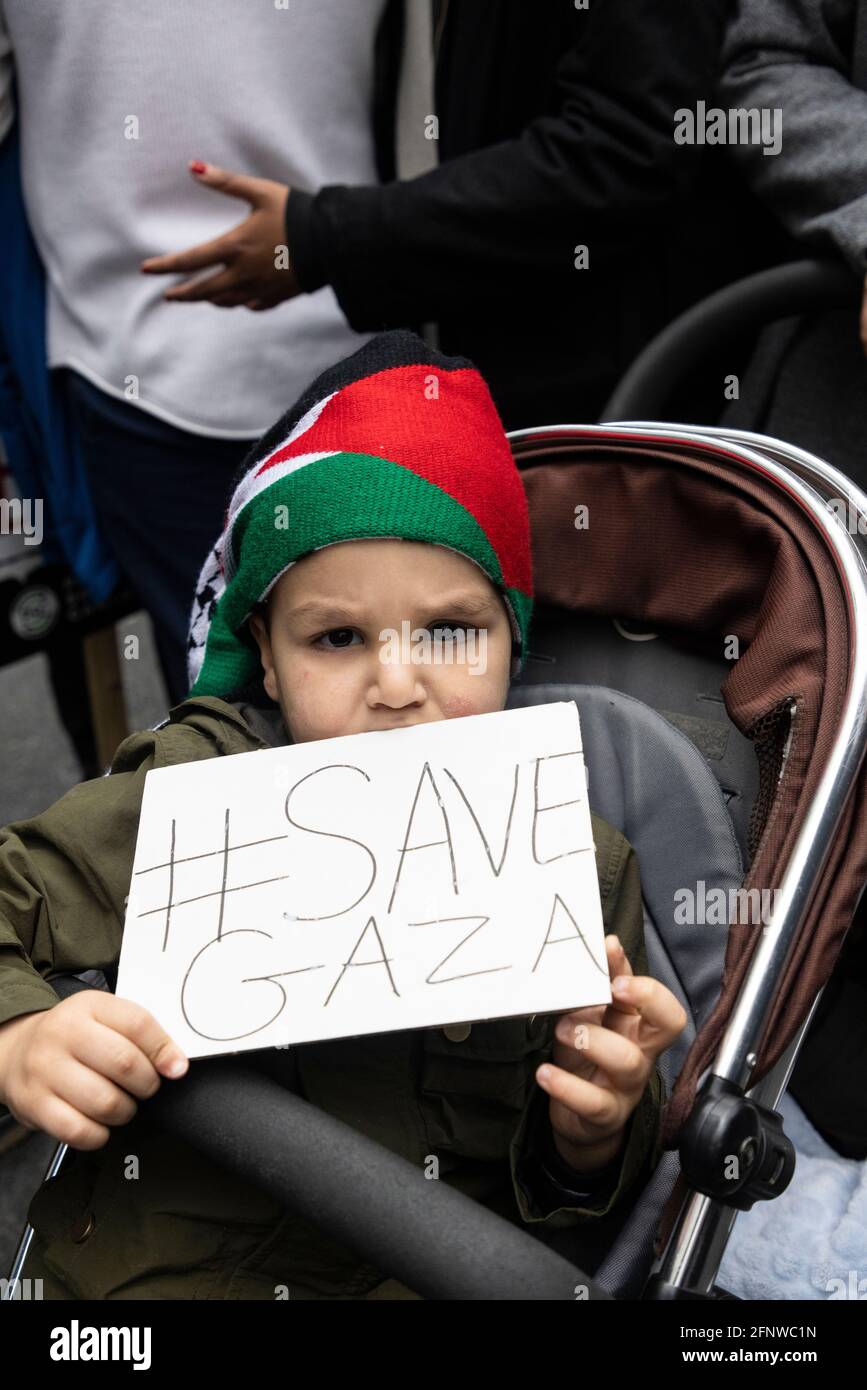 Un bambino in pram con un cartello, protesta di solidarietà 'Free Palestine', Londra, 15 maggio 2021 Foto Stock