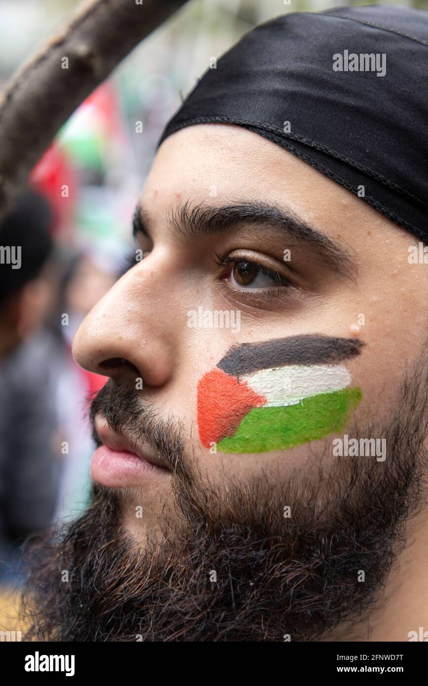 Dettaglio della bandiera palestinese dipinta sulla guancia del protetore, protesta di solidarietà della "Palestina libera", Londra, 15 maggio 2021 Foto Stock