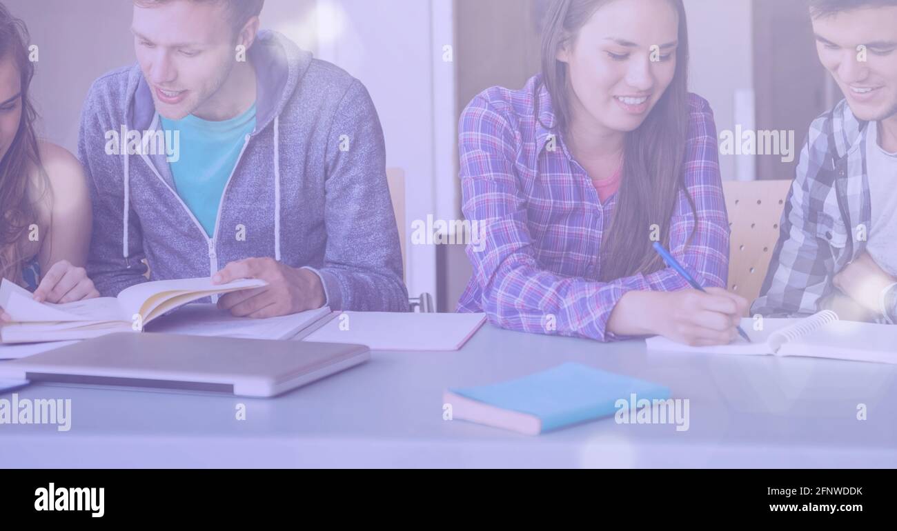 Composizione di studenti di sesso maschile e femminile che studiano insieme al bianco luce brillante Foto Stock