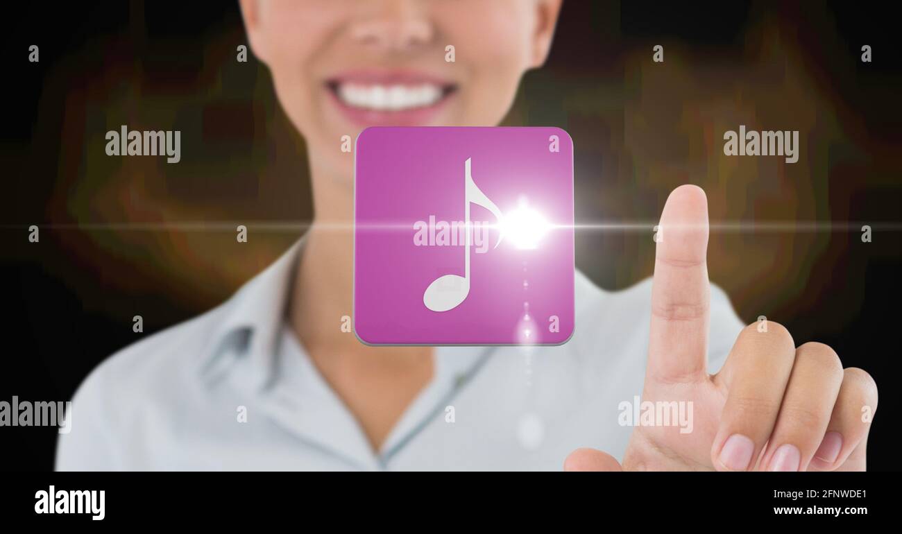 Composizione di nota musicale sulla piastrella rosa sopra la sezione centrale di donna sorridente che usa l'interfaccia virtuale Foto Stock