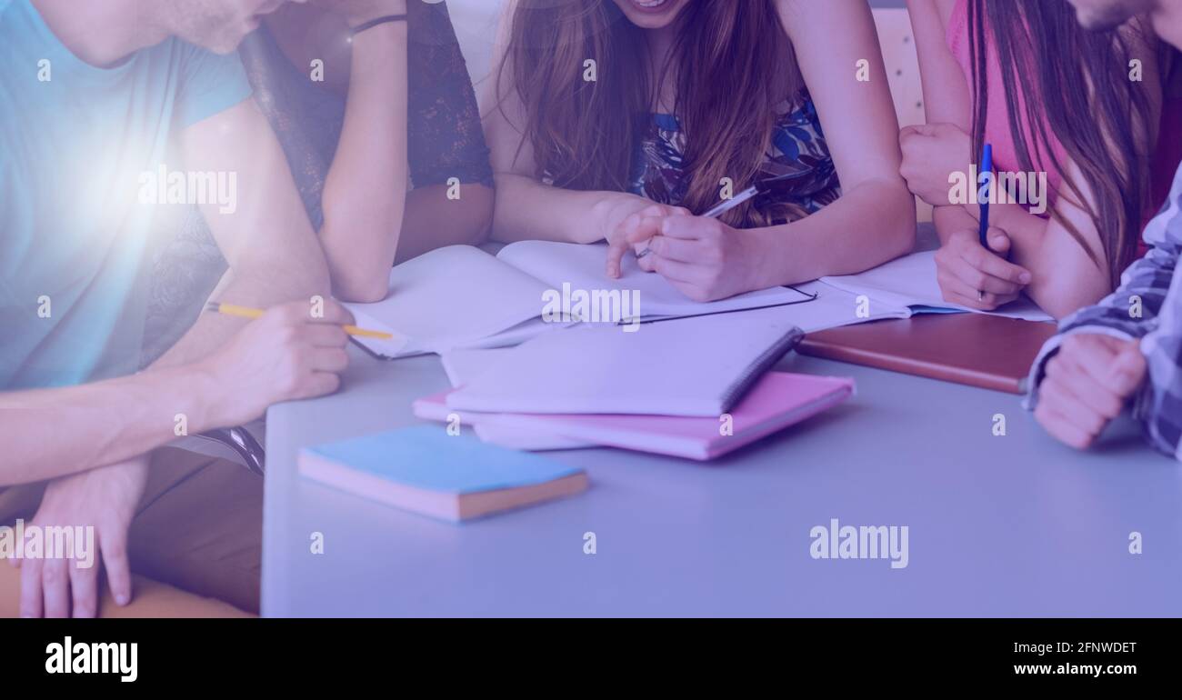 Composizione di studenti di sesso maschile e femminile con bagliore bianco Foto Stock