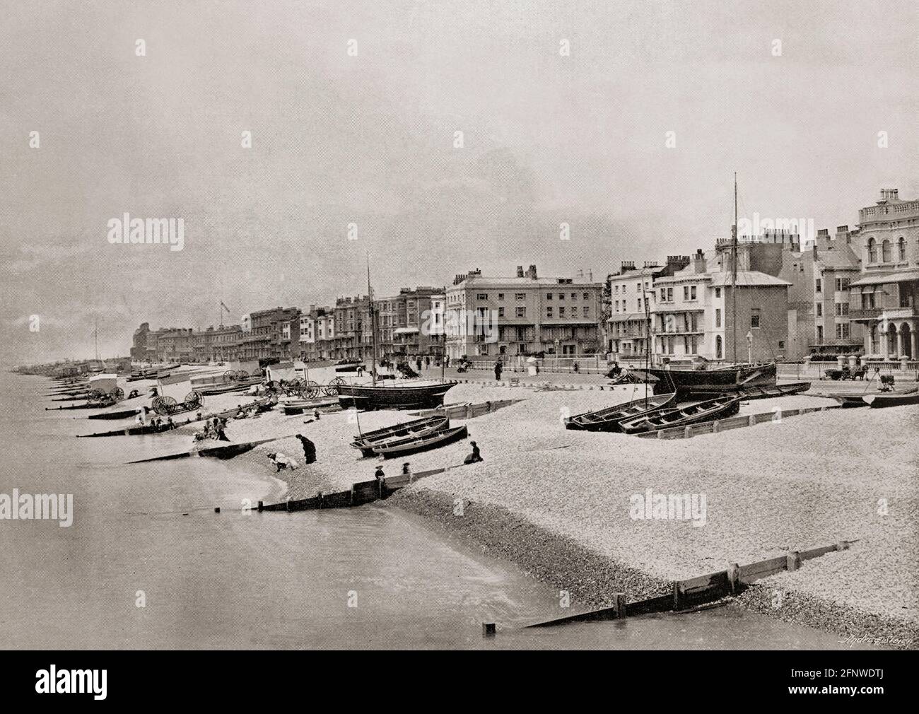 Una vista del tardo 19 ° secolo della spiaggia di Worthing, una grande città di mare nel Sussex occidentale, Inghilterra. Worthing era rimasto un borgo agricolo e di pescatori per secoli fino all'arrivo di ricchi visitatori nel 1750. La città si espanse nel 19 ° secolo, ma era anche una roccaforte dei contrabbandieri, il sito di saccheggi da parte dell'esercito di scheletro nel 1880 e un paradiso dello scrittore - Oscar Wilde ha scritto l'importanza di essere seriamente durante la sua seconda visita. Foto Stock