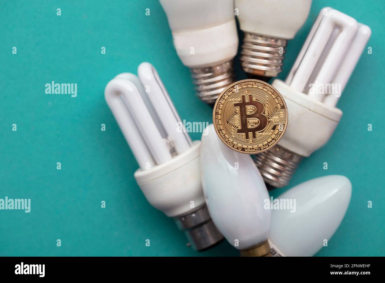 Bitcoin Cryptocurrency concetto di eco sostenibilità. Moneta con lampadina Foto Stock