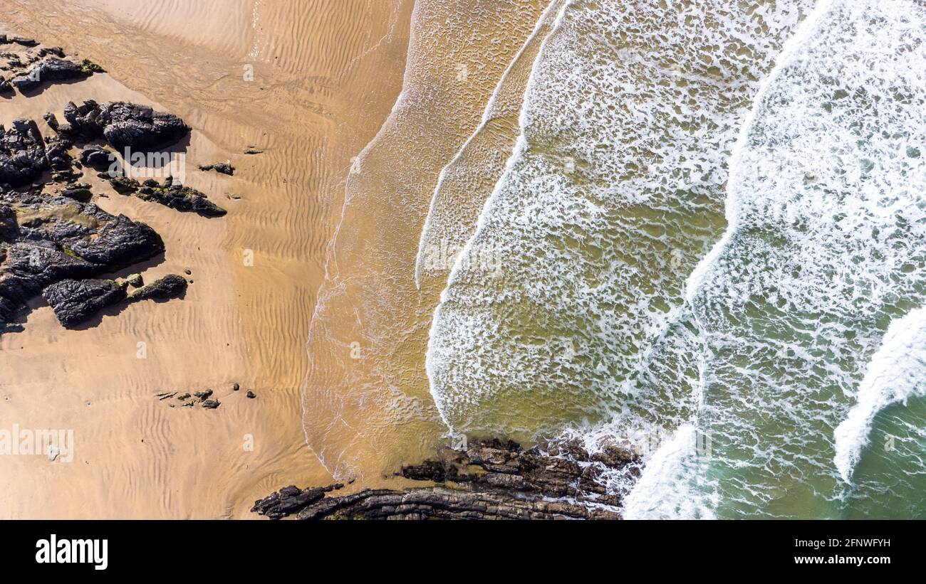 Vista aerea astratta di guardare giù su una sabbia E spiaggia rocciosa in Culdaff Irlanda Foto Stock