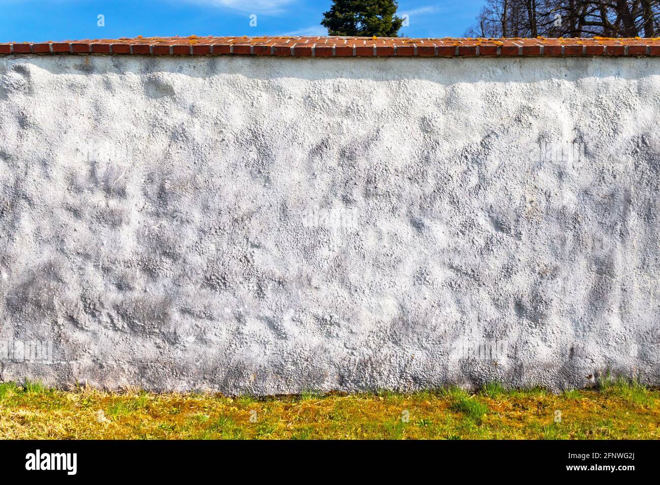 parete bianca, cielo blu sullo sfondo Foto Stock